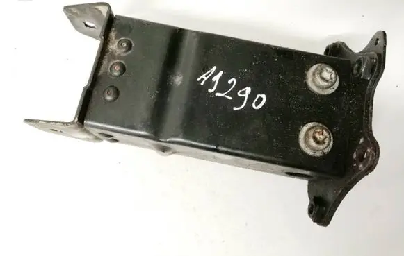 Front bumper mounting bracket