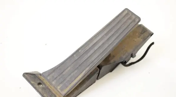 Accelerator throttle pedal