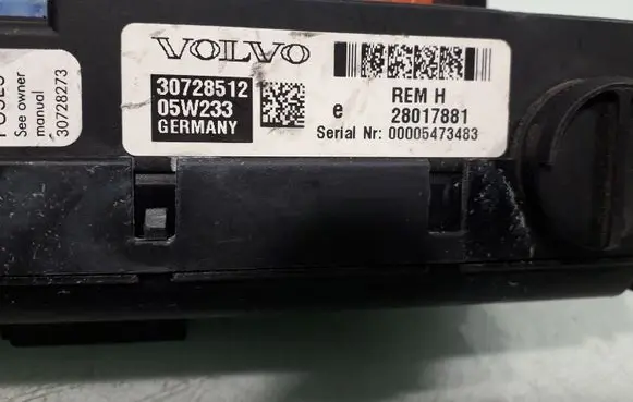 Volvo V70 Fuse module 30728512 28017881