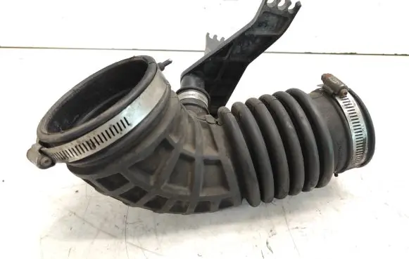 Nissan Pathfinder R51 Air intake hose/pipe 2100543
