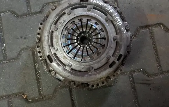 Volkswagen PASSAT B7 Dual mass flywheel 