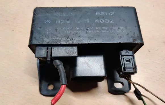 Mercedes-Benz E W211 Glow plug pre-heat relay 0255454032