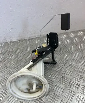 BMW 5 E60 E61 Fuel level sensor 6764072