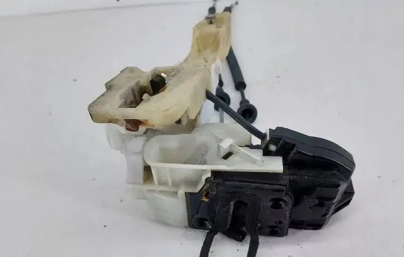 Hyundai Sonata Front door lock C60399A