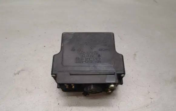 Mercedes-Benz 190 W201 Glow plug pre-heat relay 0015459732