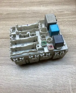 Toyota Prius (XW20) Fuse module 8273047290 7C270281 701185620