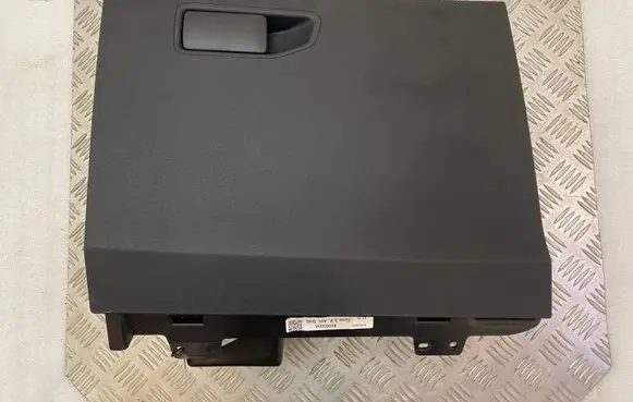 Peugeot 3008 II Glove box E0323036