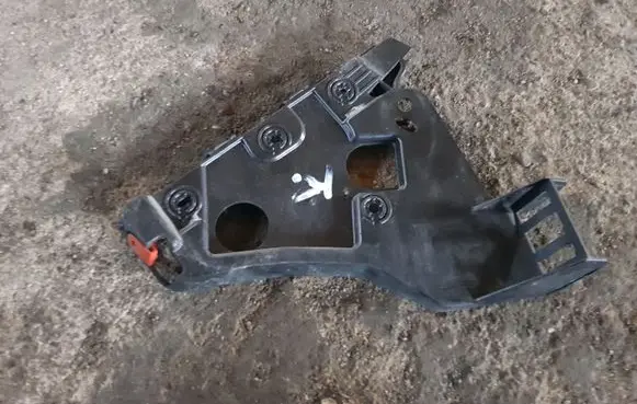 Opel Astra J Front bumper mounting bracket 13367892