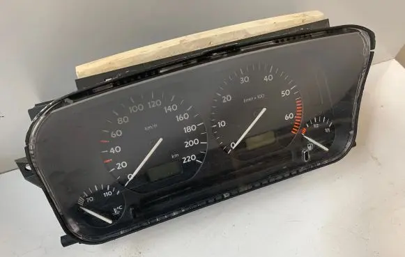 Volkswagen Golf III Speedometer (instrument cluster) 87001262