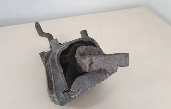 Volkswagen PASSAT B6 Engine mount bracket 1K0199262