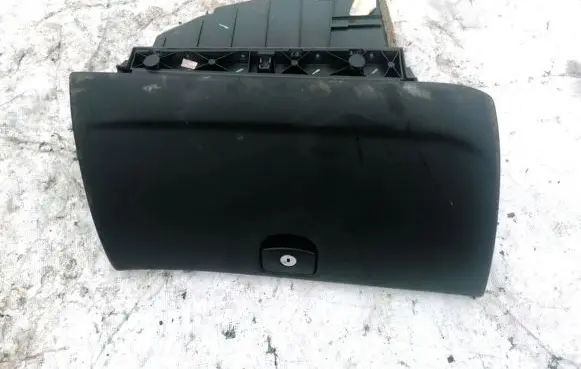 Peugeot 407 Glove box