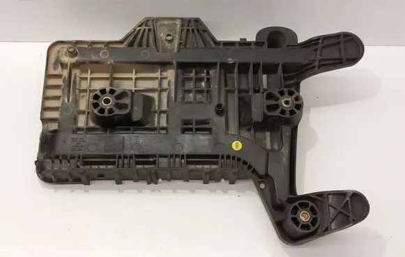 Volkswagen PASSAT CC Battery tray 1K0915333