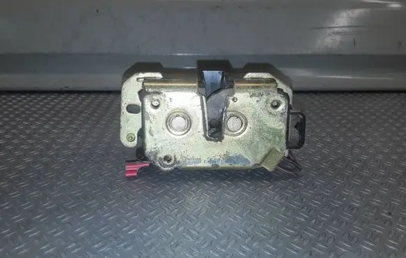 Chrysler Voyager Tailgate/trunk/boot lock/catch/latch 678AA
