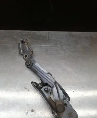 Tailgate/trunk/boot hinge