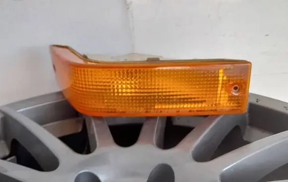 Nissan Bluebird Front bumper turn signal 21063192