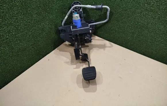 Renault Trafic III (X82) Clutch pedal 465039413R