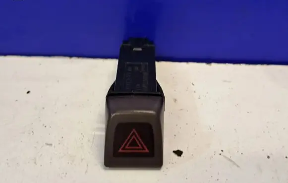 Volvo S40 Hazard light switch 8651399