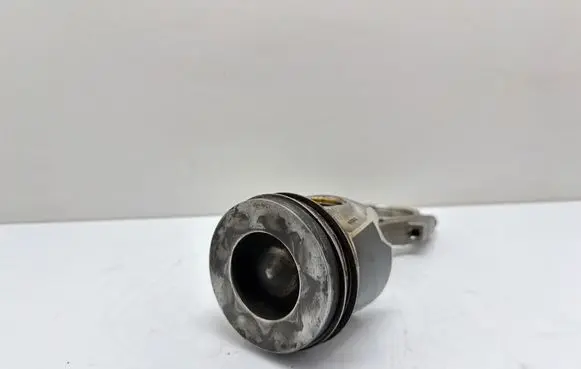 BMW 5 G30 G31 G38 Piston with connecting rod 8477075