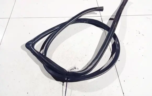 Toyota Avensis T250 Rubber seal front coupe door 