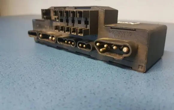 Mercedes-Benz E W210 Fuse module A2105400372