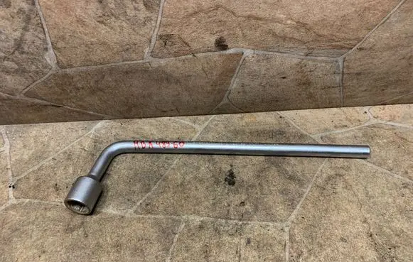 Mercedes-Benz CLS C218 X218 Wheel nut wrench A2215810001