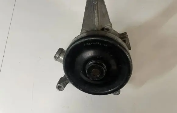 Jaguar XJ X350 Water pump f5de8a528bb 2r8e8505ab