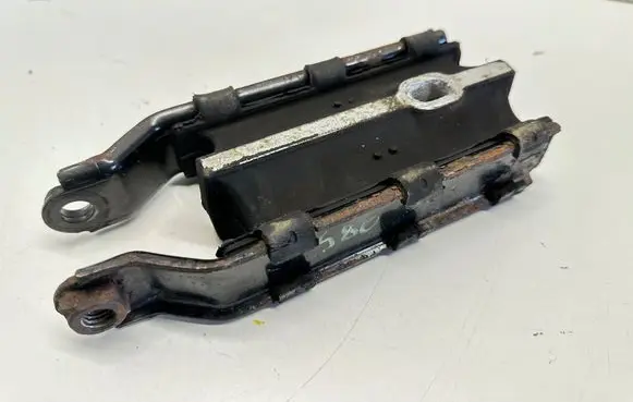 Engine mount bracket