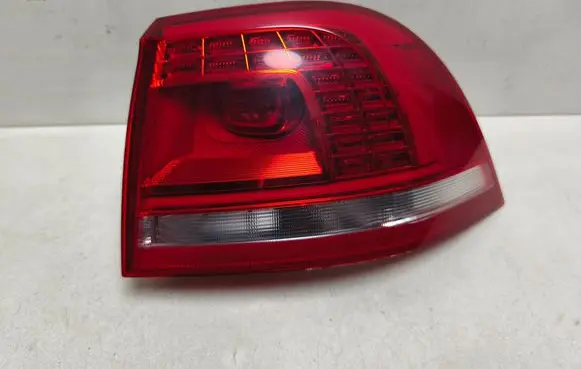 Volkswagen Touareg II Rear/tail lights 7P6945208