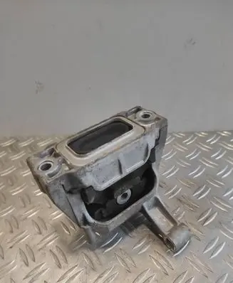Volkswagen Tiguan Engine mount bracket 5N0199262E