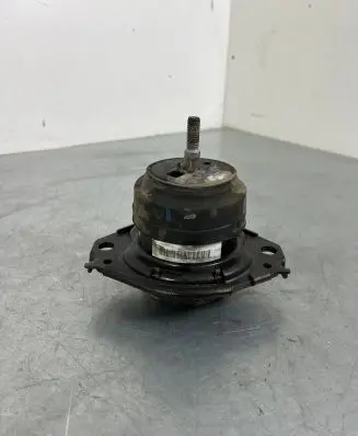 Jeep Grand Cherokee Engine mount bracket
