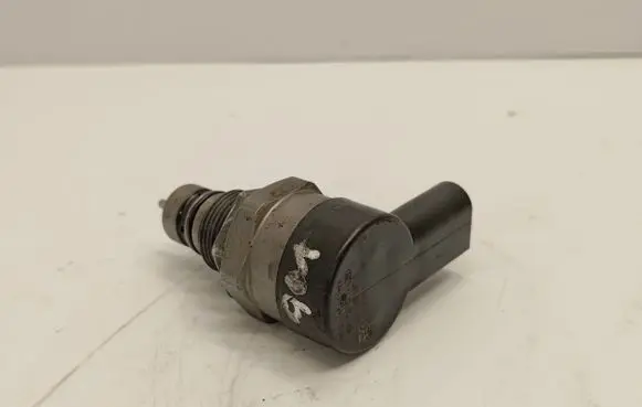 BMW X3 E83 Fuel pressure regulator 7805733 13537805733 0281002481