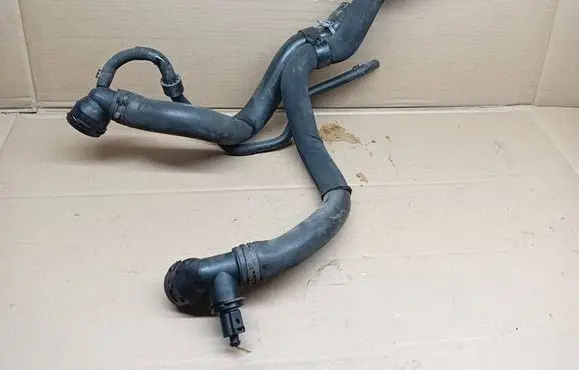 Engine coolant pipe/hose