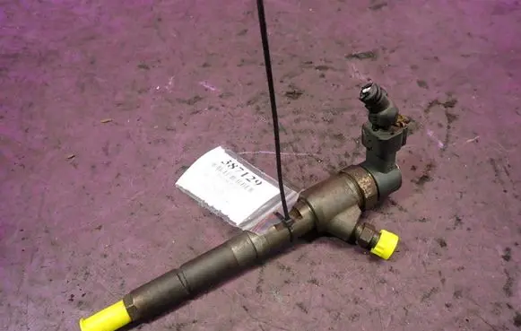 Opel Astra J Fuel injector 