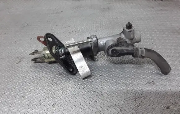 Toyota RAV 4 (XA20) Clutch master cylinder