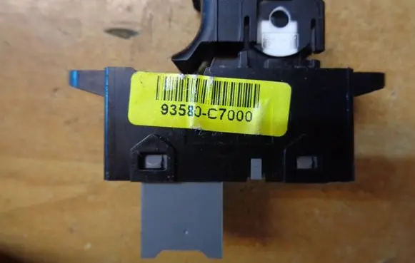 Hyundai i20 (GB IB) Electric window control switch 0004SC8S86