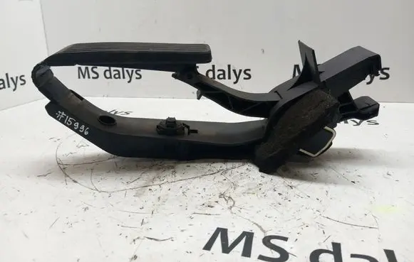 Mercedes-Benz C W203 Accelerator throttle pedal A2033000604 2033000604