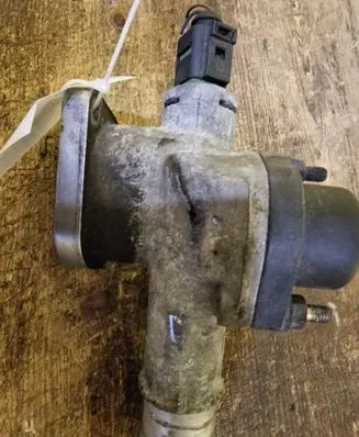 Volkswagen PASSAT B5.5 Engine coolant pipe/hose 038121133A