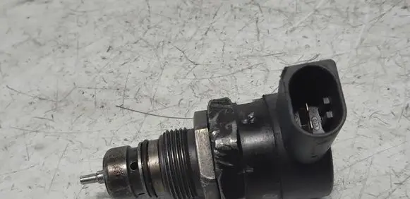 BMW X3 E83 Fuel pressure regulator 0281002481 12336911