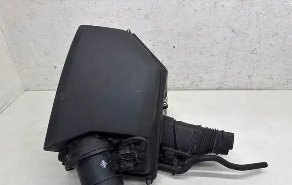 Volvo XC70 Air filter box 30748207