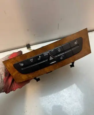 Mercedes-Benz E W211 Central console control unit 2116830091