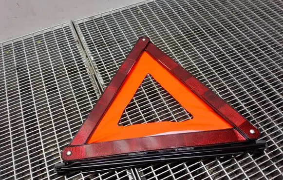 Mitsubishi ASX Emergency warning sign 27R030015