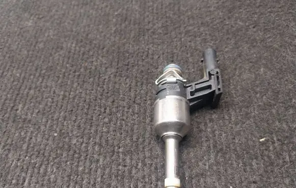 Skoda Octavia Mk2 (1Z) Fuel injector 03F906036B