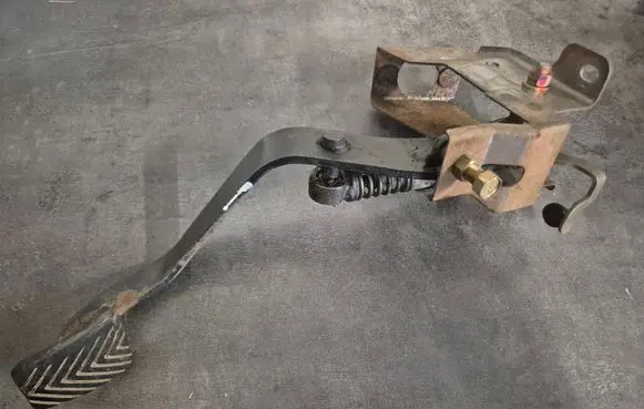 Mitsubishi Pajero Sport I Clutch pedal 