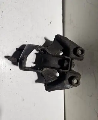 Honda Civic III Engine mount bracket