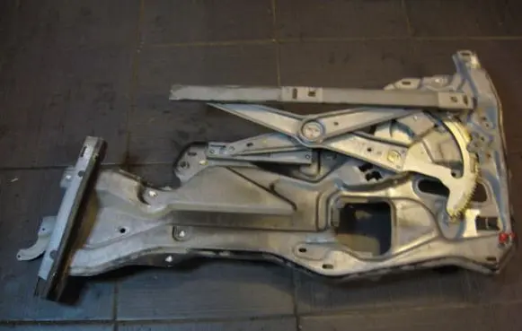 Rear door manual window regulator