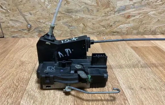 Opel Zafira A Front door lock 24444015