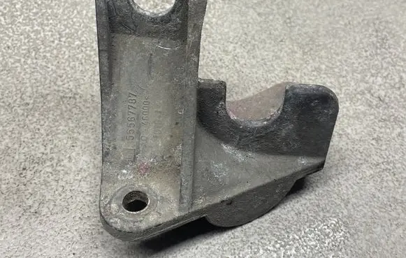 Opel Astra J Gear shift cable bracket 55567787