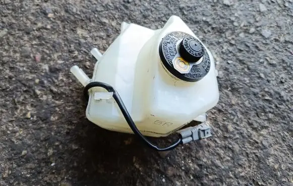 Toyota Mirai Brake fluid reservoir 