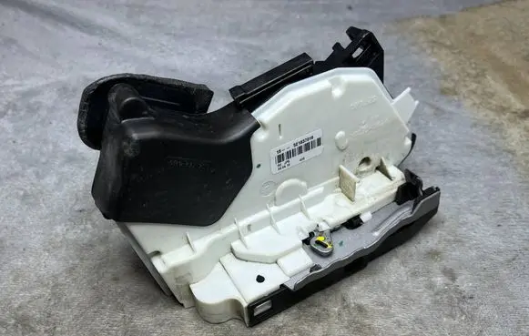 Volkswagen Golf VII Radio/GPS head unit trim T1681 5E1837016