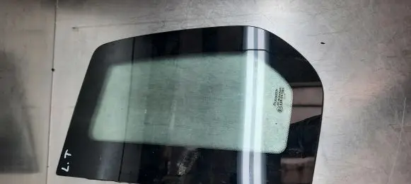 Mazda 2 Rear side window